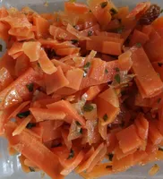 Salade timbres de carottes, raisins, citron confit