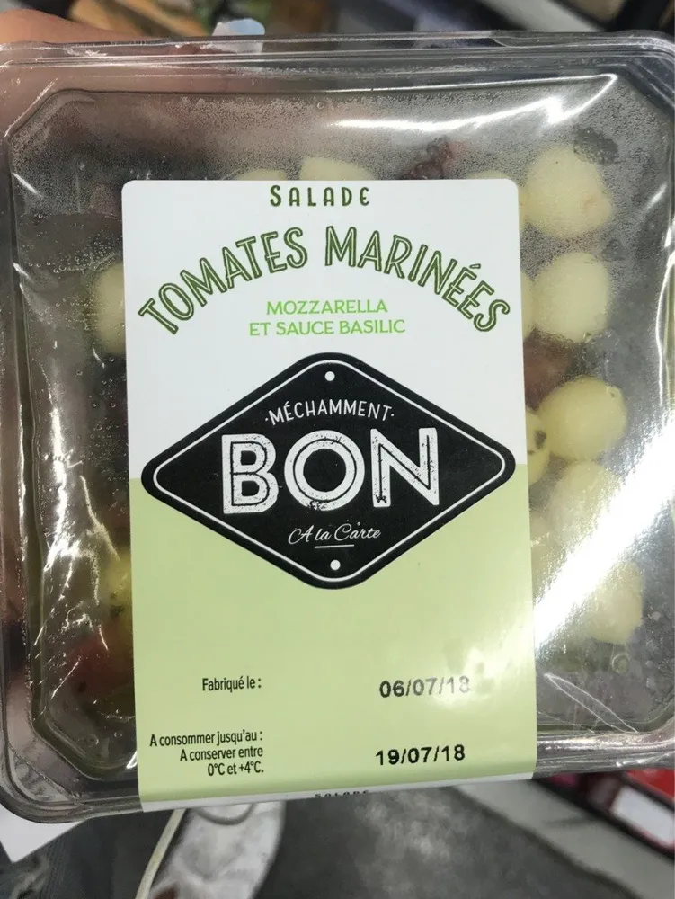 Salade tomates marinées mozzarella et sauce basilic