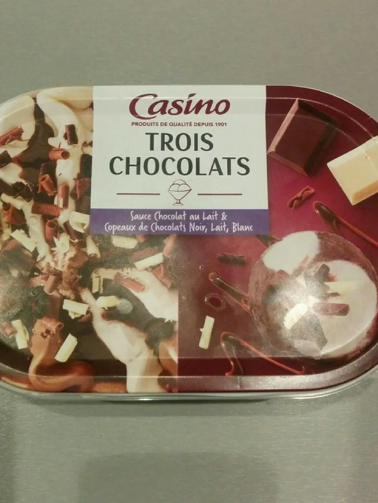 Trois chocolats - sauce chocolat au lait & copeaux de chocolats noir, lait, blanc