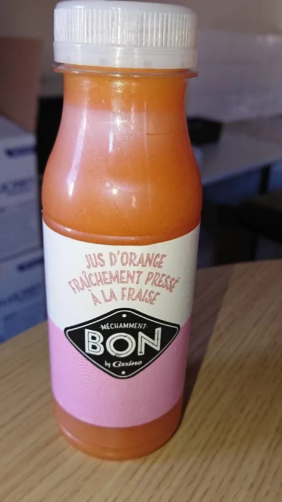 Jus d'orange fraîchement pressé à la fraise