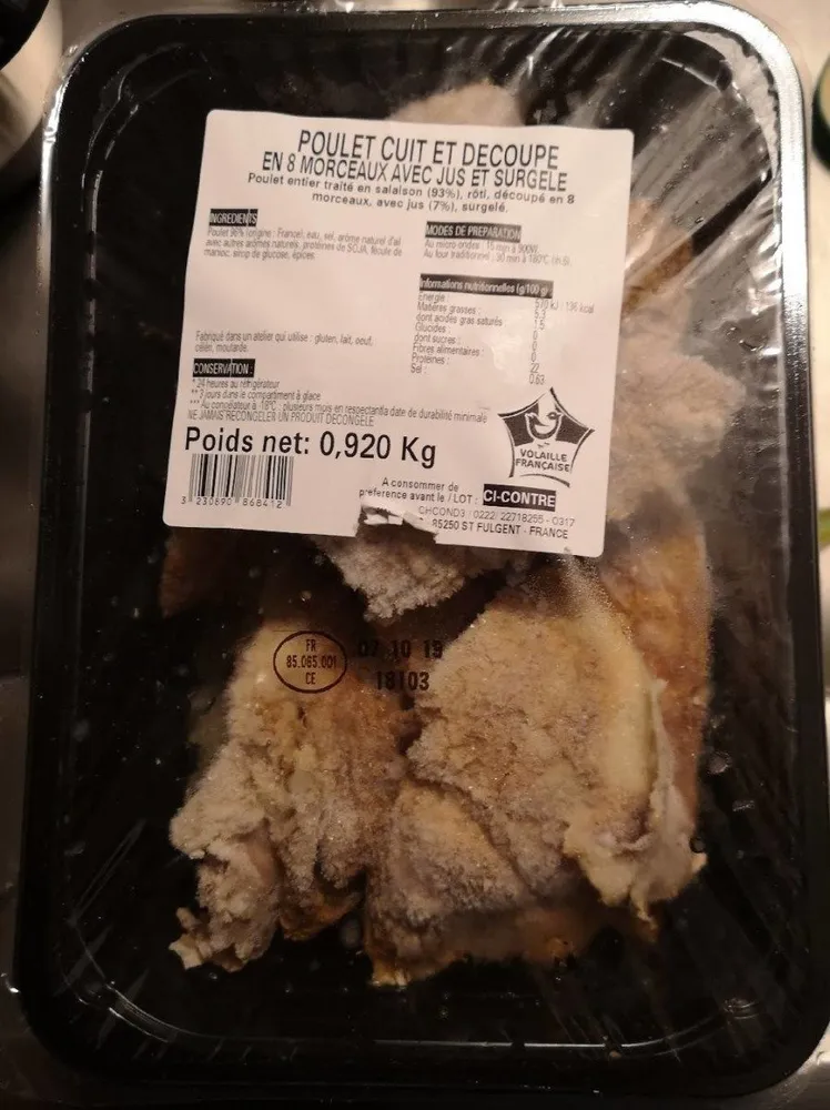 Poulet cuit et découpé avec jus et surgelé