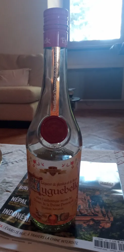 Liqueur de plantes et de fleurs