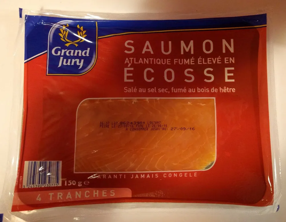 Saumon atlantique fumé élevé en écosse. Salé au sel sec, fumé au bois de hêtre