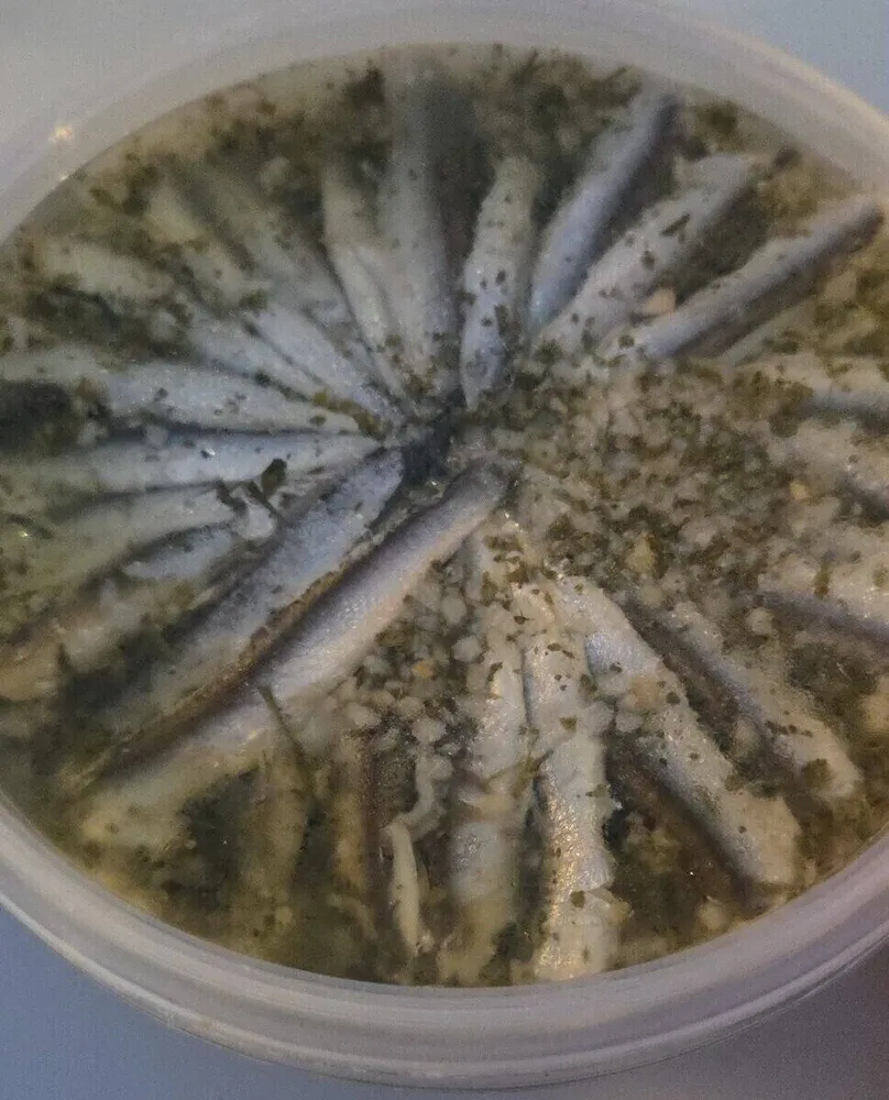 Filets d'anchois marinés à l'ail et persil