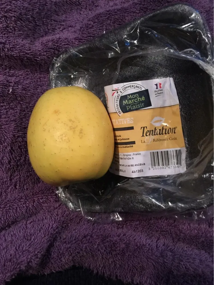 Pomme jaune parfumme tres sucre et croquante