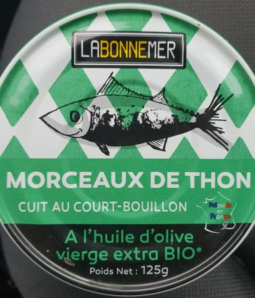 Morceaux de thon cuit au court-bouillon