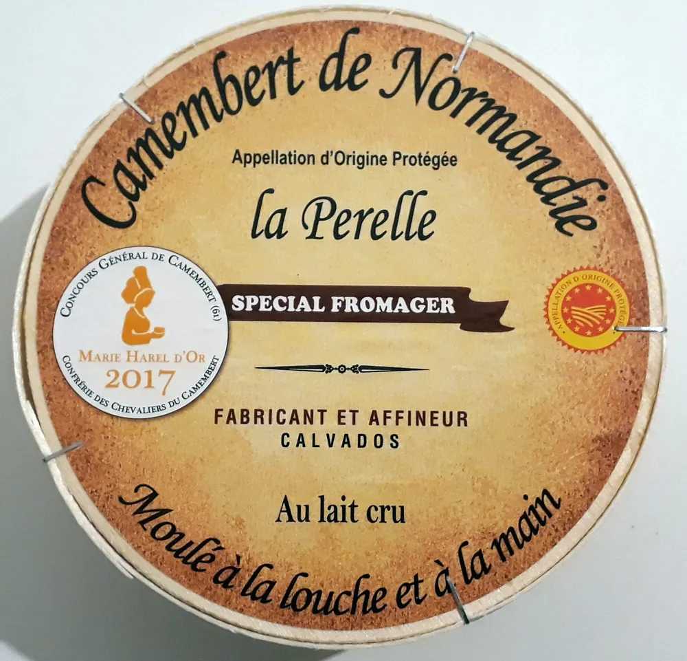 Camembert de Normandie moulé à la louche et à la main