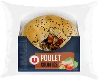 Bagel aux graines, garni de filet de poulet, sauce au yaourt et de