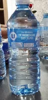 Eau de source de montagne des alpes