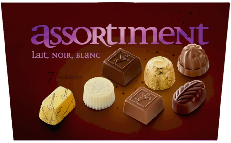 Assortiment de chocolats au lait, blancs et noirs