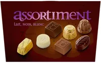 Assortiment de chocolats au lait, blancs et noirs