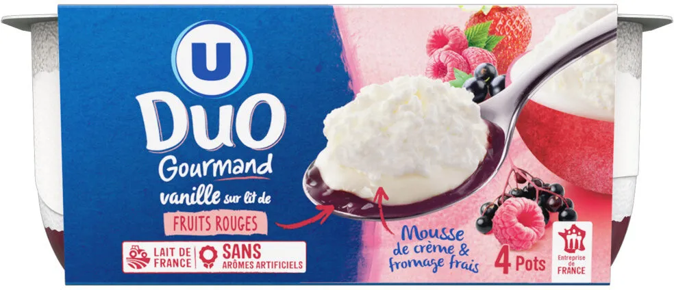 Fromage frais à la vanille sous mousse de crème fouettée sur lit de fruits rouges