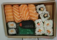 Assortiment sushis saumon Fjords Norvège, transformé en France, barquette 12 pièces