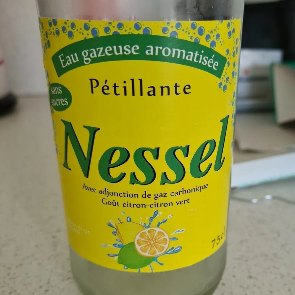 Eau gazeuse citronnée