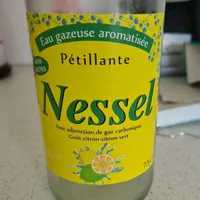 Eau gazeuse citronnée