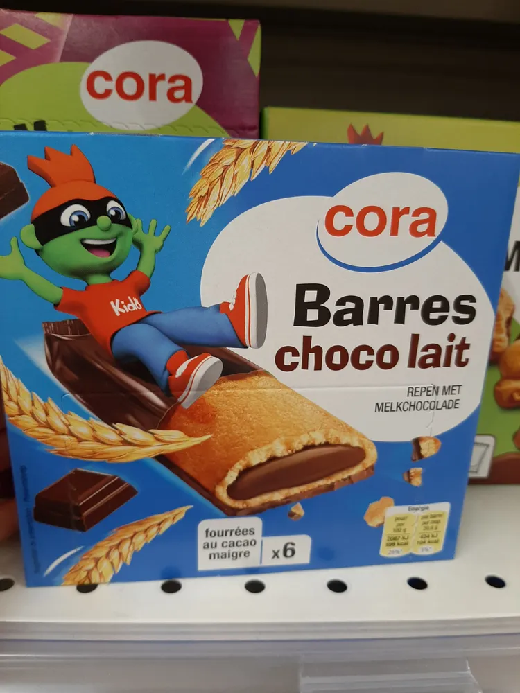 Biscuits fourrés sur chocolat au lait