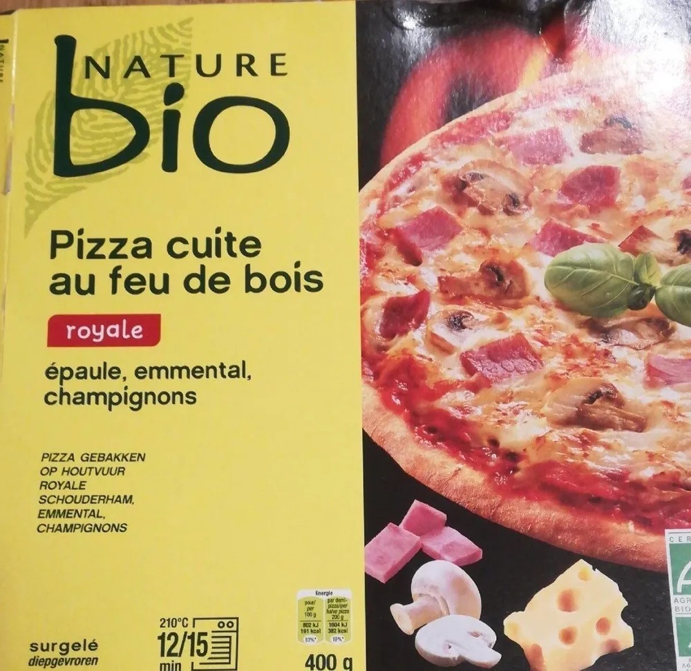 Pizza royale cuite au feu de bois
