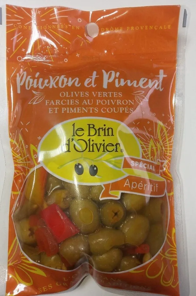 Olives vertes farcies au poivron et piments coupés