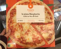 Pizza margarita cuitte au feu de bois
