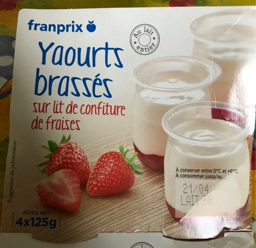 Yaourt sur lit de confiture de fraises