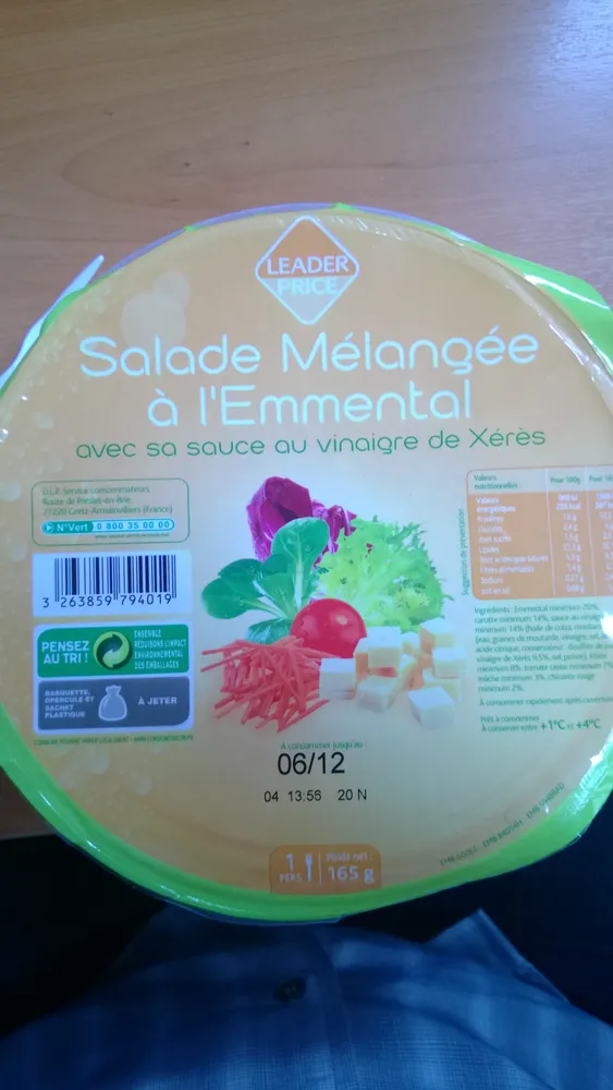 Salade mélangée à l'emmental avec sa sauce au vinaigre de Xérès