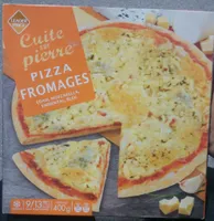 Pizza fromages cuite sur pierre