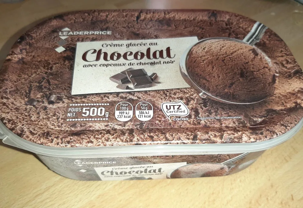 Crème glacée chocolat avec copeaux chocolat noir