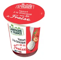 Yaourt à la grecque sur lit de fraise