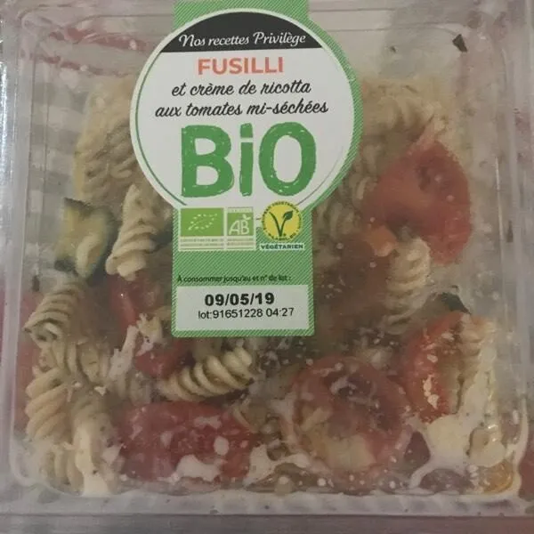 Fusil et crème de ricotta aux tomates mi-sechées