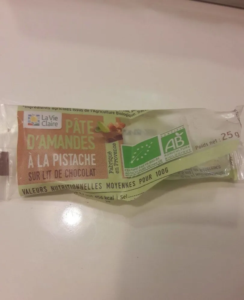 Paye d amandes à la pistache sur lit de chocolat