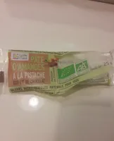 Paye d amandes à la pistache sur lit de chocolat