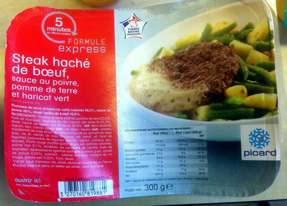 Steak haché de boeuf, sauce au poivre, pomme de terre et haricot vert