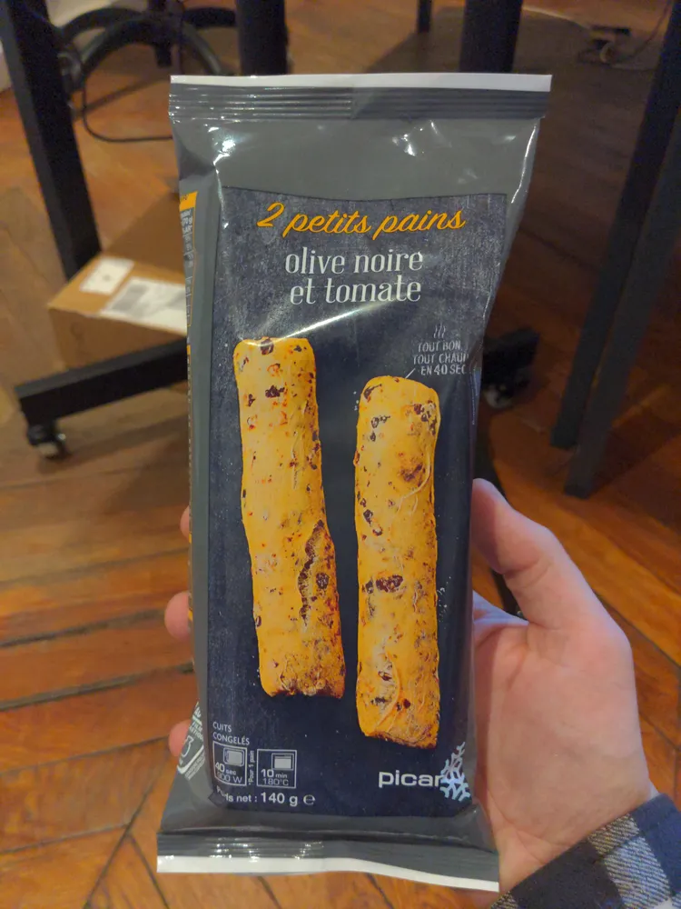 Petit pain au olive noire et tomate