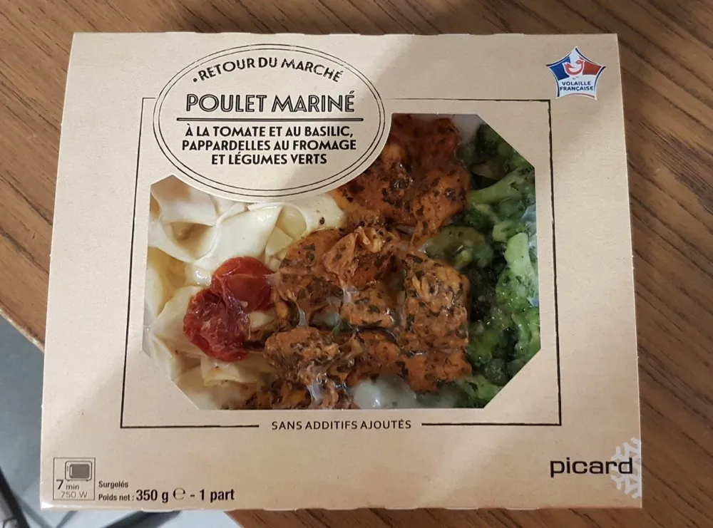 Poulet mariné à la tomate et au basilic, pappardelles au fromage