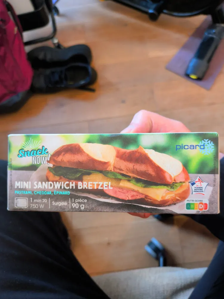 Mini sandwiches bretzel pastrami cheddar épinards