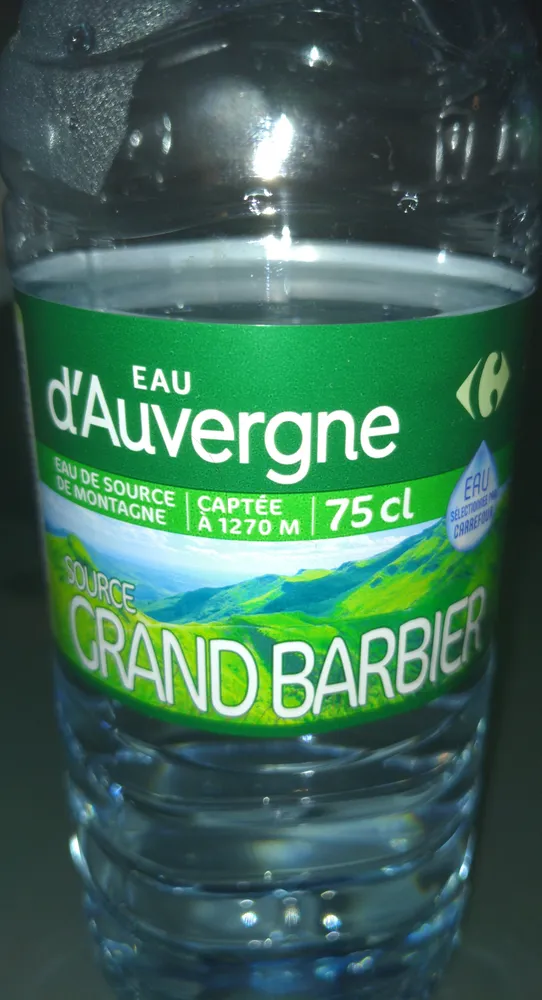 Eau de source de montagne d'auvergne