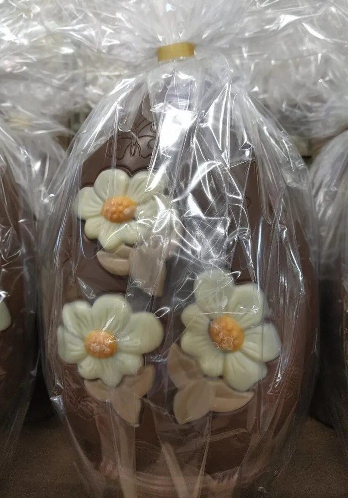 Oeufs fleurs lait mélange de chocolat