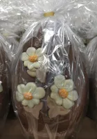 Oeufs fleurs lait mélange de chocolat
