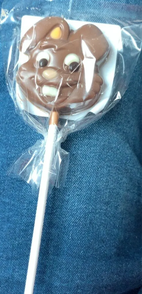 Sucette de chocolat au lait décoré