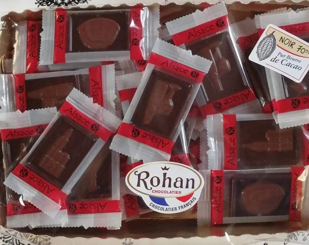 Moulages de chocolat noir décorés