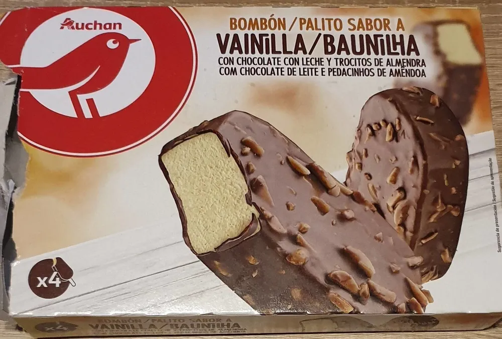 Helado de vainilla con chocolate con leche y almendra