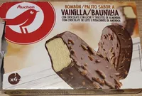 Helado de vainilla con chocolate con leche y almendra