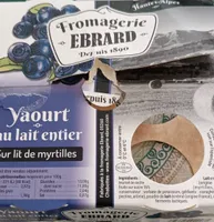 Yaourt au lait entier sur lit de myrtilles