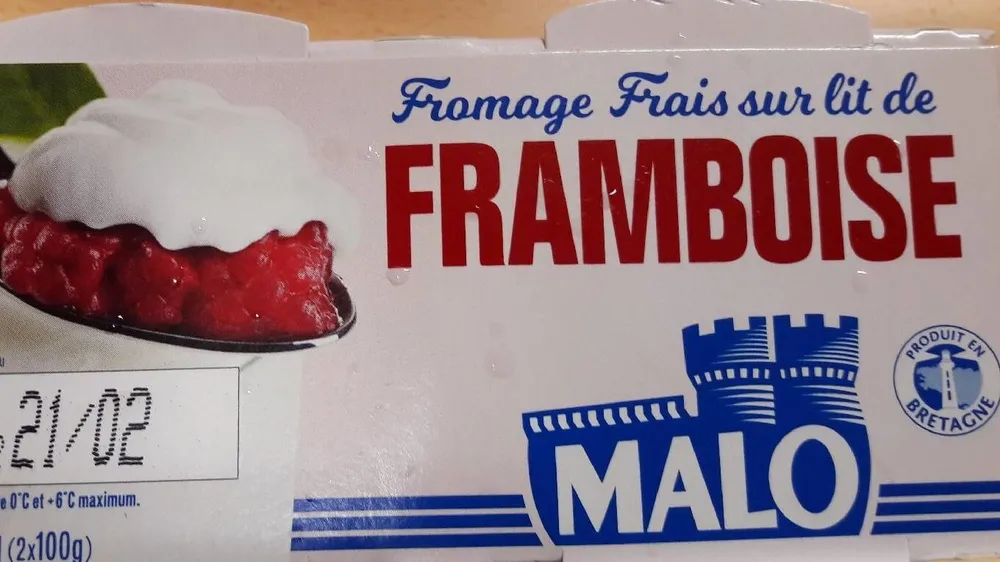Fromage frais sur lit de framboise