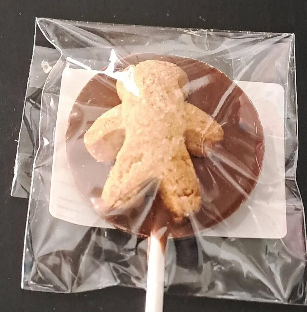Sucette au chocolat au lait décorée d'un mannele speculos