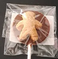Sucette au chocolat au lait décorée d'un mannele speculos