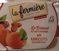 Le brassé au lait d'amande sur abricots en morceaux.