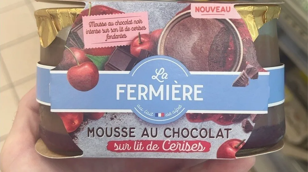 Mousse au chocolat sur lit de cerises
