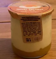 Yaourt onctueux sur lit peche mangue