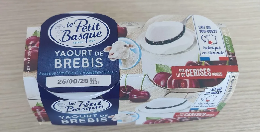 Yaourt de brebis sur lit de cerise noire